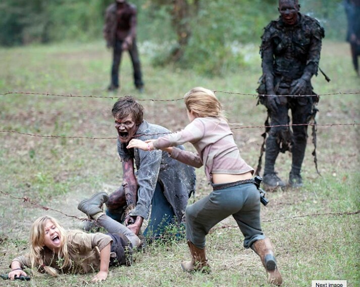 Attaccata da uno zombie, Mika viene salvata da Lizzie.