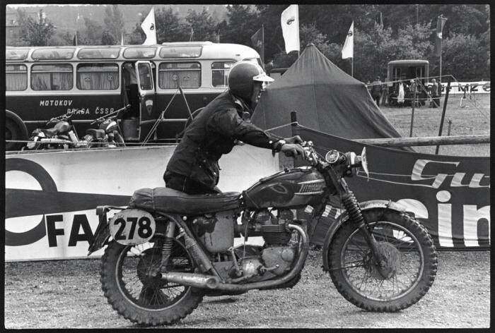 Steve McQueen alla Six Days 1964 è il pilota ufficiale squadra USA.