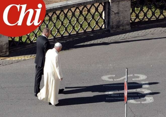 Il Pontefice con l'arrivo della primavera si concede lunghe passeggiate dalla sua abitazione al Palazzo Apostolico