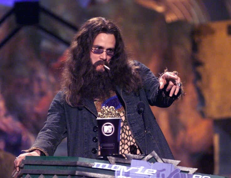 L'attore ha tirato fuori il suo animo "peace and love" mentre ritirava il premio per la miglior performance maschile.