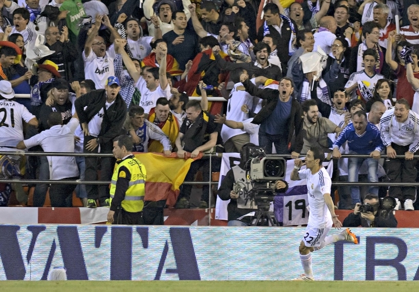 L'argentino sotto la curva dei tifosi