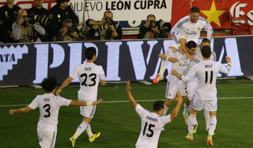 I calciatori del Real corrono ad abbracciare Di Maria