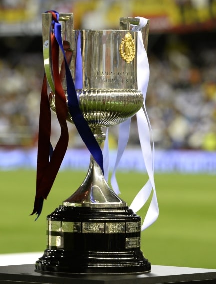 Il trofeo a bordo campo