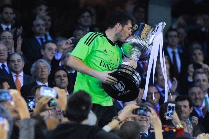 Casillas stringe il trofeo tra le braccia