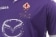 Un particolare della maglia viola