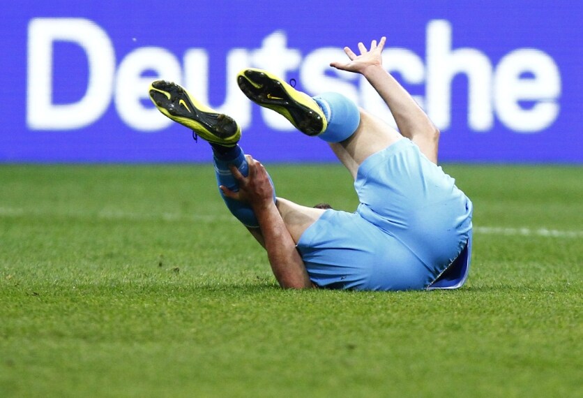 L'attaccante argentino a terra