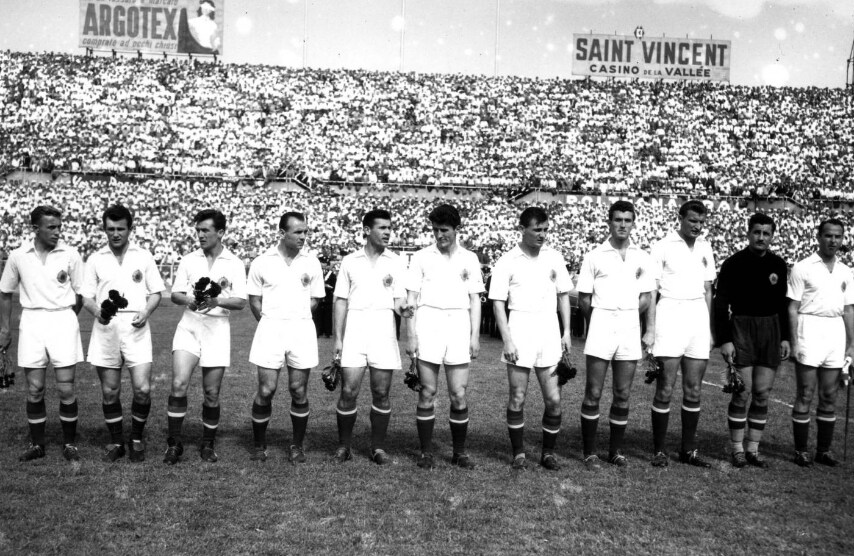 Boskov, il quarto da destra, contro l'Italia a Torino nel 1955.