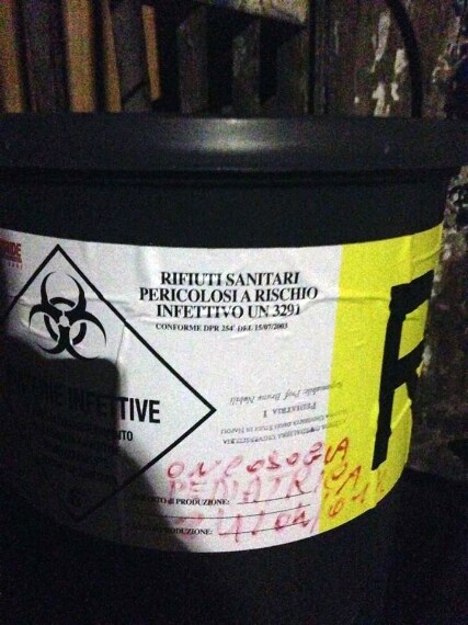 Fusti di «rifiuti sanitari pericolosi a rischio infettivo» sono stati fotografati nel cuore del centro antico di Napoli, nella notte di sabato.
