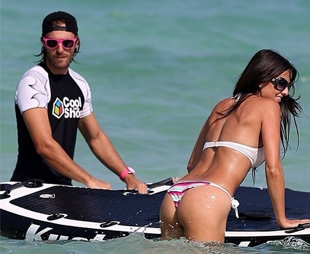 Claudia Romani è stata avvistata in spiaggia a Miami su un gonfiabile a forma di cigno mentre si diverte con i suoi amici surfisti.