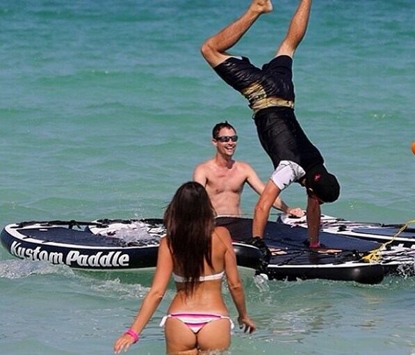 Giochi in acqua con gli amici surfisti.