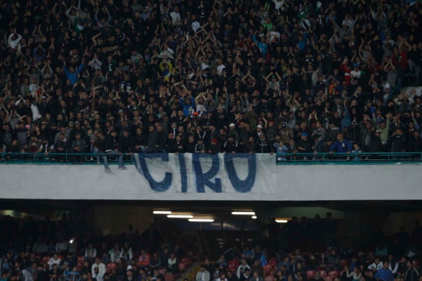 Il pubblico scandisce il nome del ragazzo