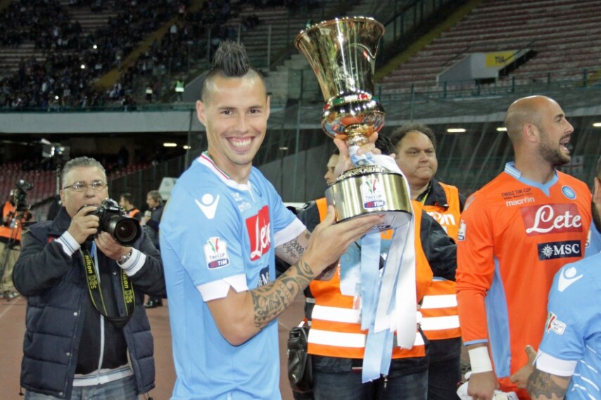 Lo slovacco, capitano del Napoli, durante il giro di campo con la Coppa