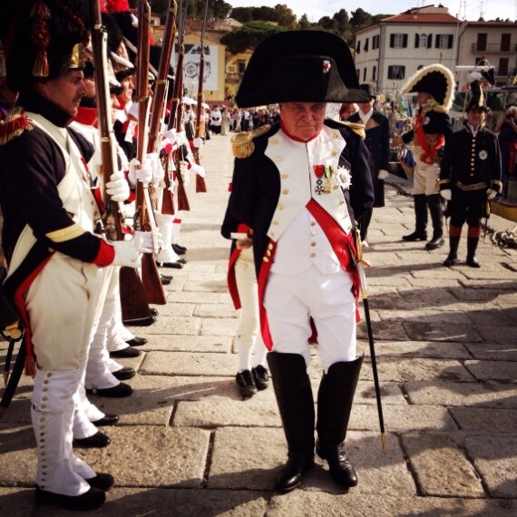 Napoleone Bonaparte scortato dalle guardie (rievocazione storica del saluto dell'Imperatore ai paesi di San Piero e Marina di Campo). Credito foto @lili76photo
