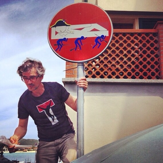 L'artista Clet Abraham durante l'instameet svoltosi nelle strade di Marina di Campo mentre attacca uno sticker creato appositamente per #napoleone200. Credito foto @instatouritalia