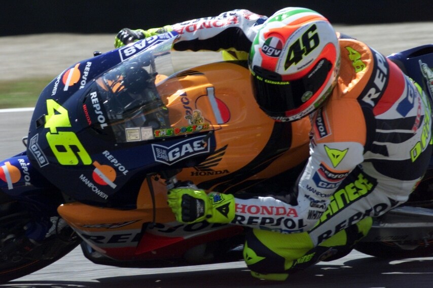 Al Mugello, prima vittoria in classe regina per il pesarese, va in scena una delle gag più famose, quella in cui Valentino viene multato da due vigili per eccesso di velocità. Gp d’Italia, Mugello 2002.