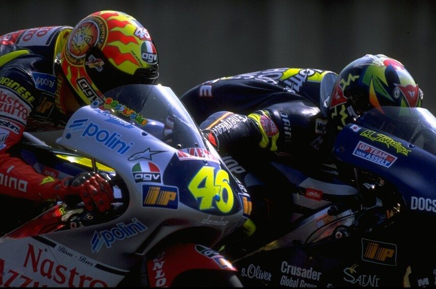 Valentino Rossi appena 18enne centra il primo successo al Mugello, sul gradino più alto del circuito toscano davanti a Noboru Ueda e Tomomi Manako.