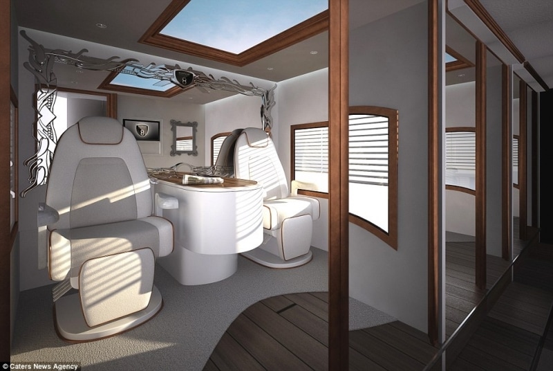 Durante il viaggio si può sempre parlare di affari, affondando comodamente in queste poltrone.