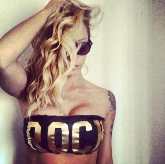 Il seno ritoccato dalle abili mani di un chirurgo estetico ha donato una marcia in più al corpo dell’ex opinionista di Uomini e Donne.