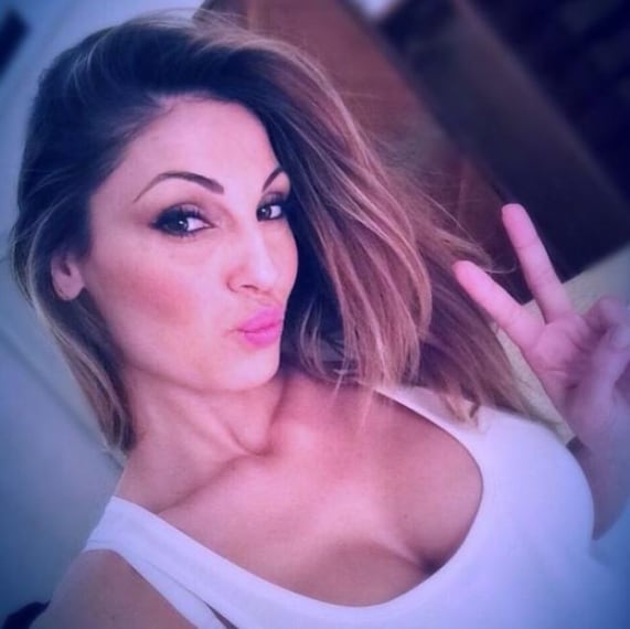 Il décolleté della cantante è esplosivo.