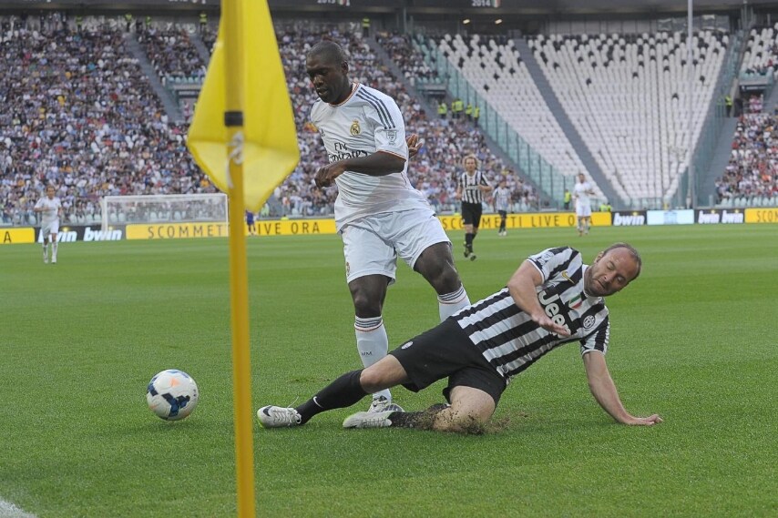 Intervento in tackle per l'ex difensore toscano che ha anticipato così Clarence Seedorf.