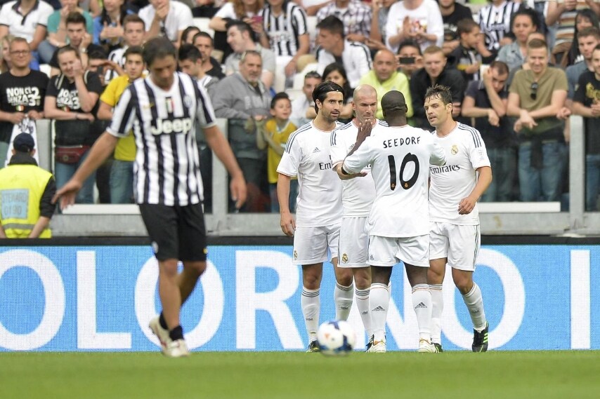 I due trequartisti del Madrid festeggiano il gol del 2-0.