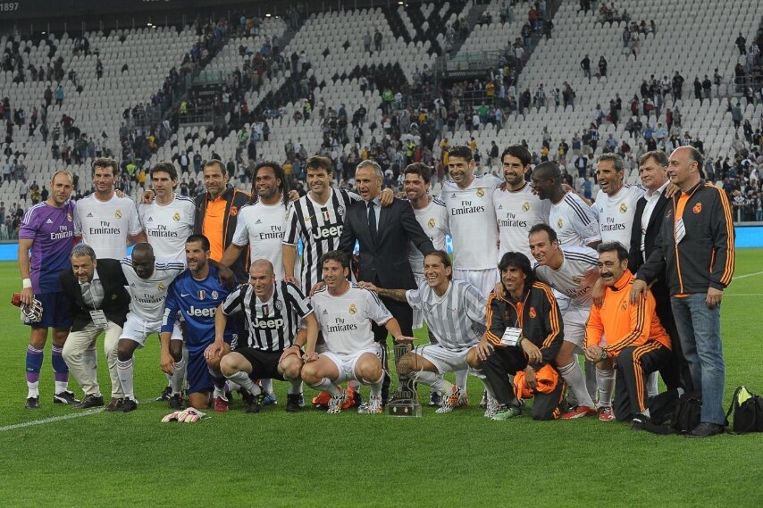 I calciatori delle 'merengues' in posa dopo il 5-1 alle leggende della Juve.