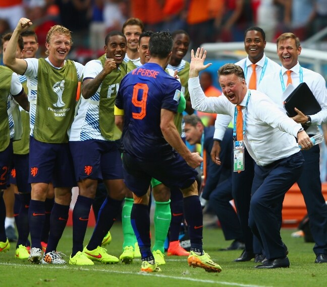 van Persie va ad abbracciare i compagni e l'allenatore