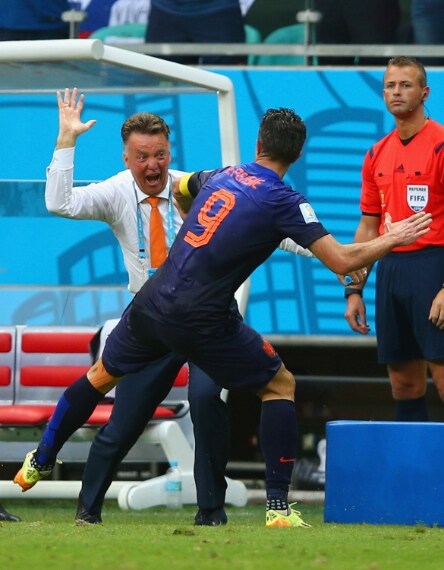 Robin van Persie esulta con l'allenatore Louis van Gaal