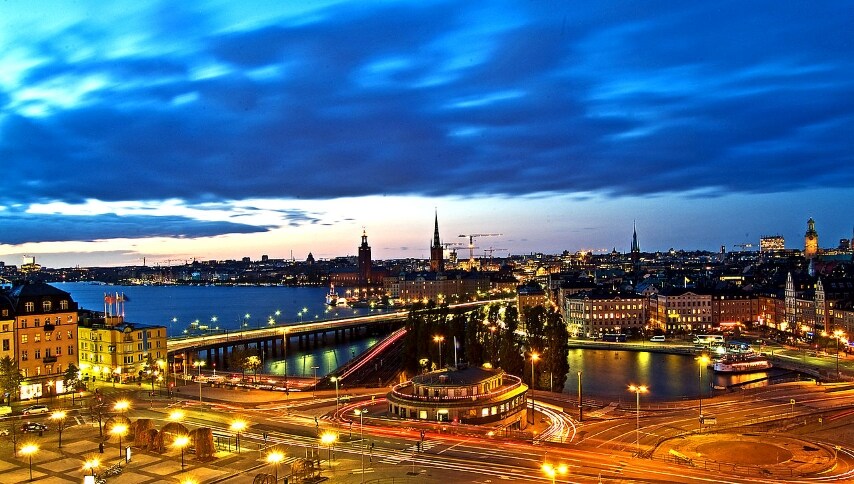 Da Wikipedia: http://commons.wikimedia.org/wiki/File:Estocolmo_de_Noche....._%22_Blue_hour_%22.jpg