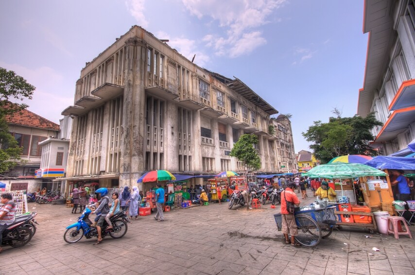 Da Wikipedia: http://commons.wikimedia.org/wiki/File:Old_Dutch_building_in_Jakarta_(6934830177).jpg