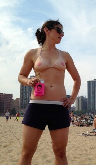 Il bikini che passa inosservato in una spiaggia di naturisti (in quelle "comuni", invece... )