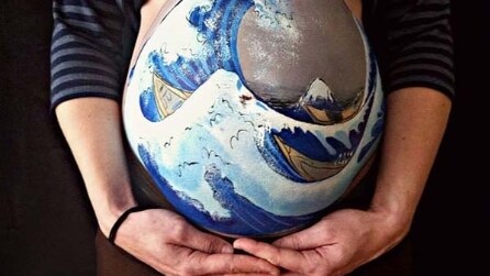 L'artista che dipinge i pancioni delle donne incinte