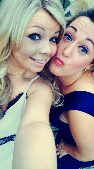 Amy è nata con una voglia sul volto che da sempre copre con il trucco