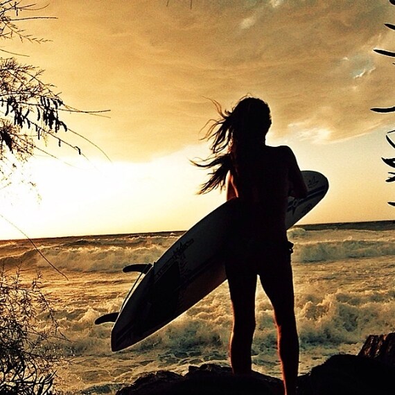 Laura Torrisi sa come tenersi impegnata. Surf, mare e sole sono le parole chiave della sua vacanza.