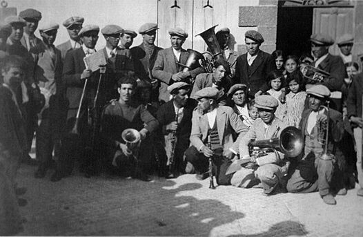 (Foto Emile) 1931, tutti i componenti della Banda Musicale