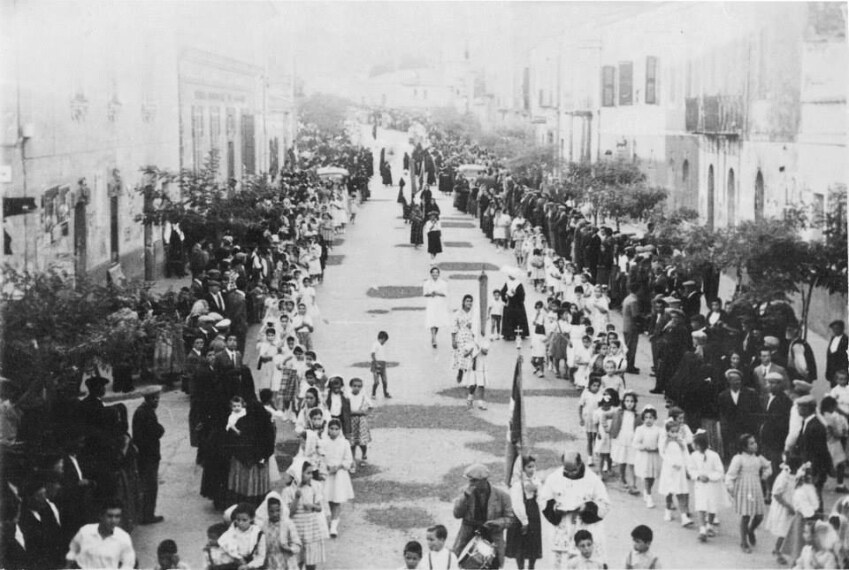 (Foto Emile) La processione in onore di santa Lucia si snoda nel Corso (Su Bigliardu).