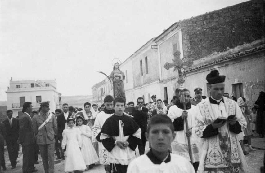(Foto Emile) La processione sale dal Convento verso l' Ospedale Alivesi