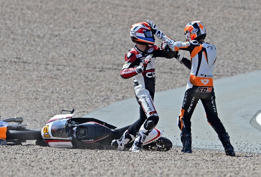 Moto3, Sachsenring. Pugni e calci in pista dopo la caduta