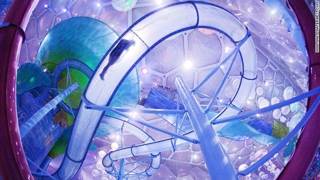 Tutti gli scivoli di Watercube Waterpark sono stati progettati all'estero e spediti qui. Importanti anche la corsa a forma di imbuto Tornado, Aqualoop scivolo e Bulletbowl, dove i piloti percorrono uno scivolo chiuso in una ciotola grande. I visitatori dovrebbero tenere d'occhio l'enorme medusa e le nuvole di bolle sospese dal soffitto.