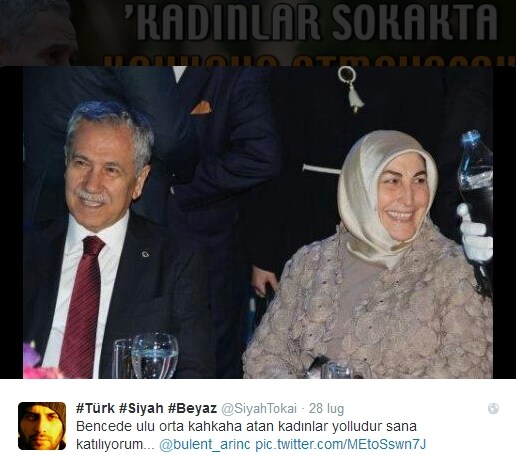 Anche la moglie di Bülent Arinç sorride