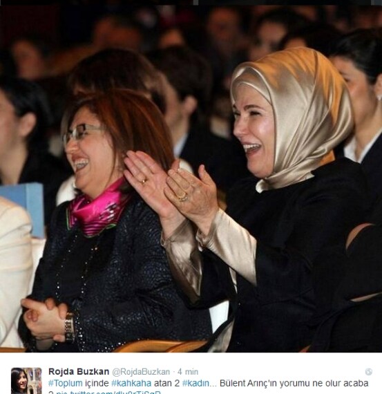 Anche Emine, la moglie del premier Edogan sorride