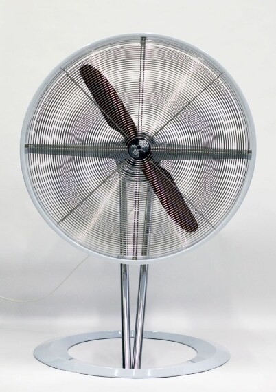 Il ventilatore disegnato da Lapo Roccella e Giacomo Toncelli è una rivisitazione altamente tecnologica del classico ventilatore, che viene arricchito di nuove funzionalità e trasformato in oggetto multisensoriale, in grado di ventilare l'aria e al tempo stesso di emanare suoni, luci e aromi.