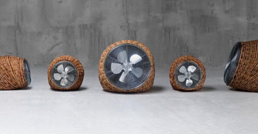 Se il vostro problema, oltre di rinfrescare le calde giornate d'estate, è quello di avere un elemento che sia portatile e soprattutto estetico e raffinato, Gervasoni ha progettato un ventilatore da terra intrecciato in giunchino tigrato che valorizza la caratteristica permeabilità all'aria e alla luce delle lavorazioni a intreccio.
