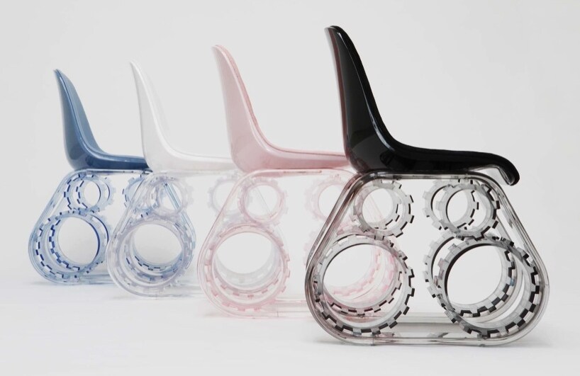 La 'sedia serbatoio' è disponibile in quattro colori, nero puro, bianco, rosa e blu, ed è acquistabile presso la Galerie Emmanuel Perrotin di Miami