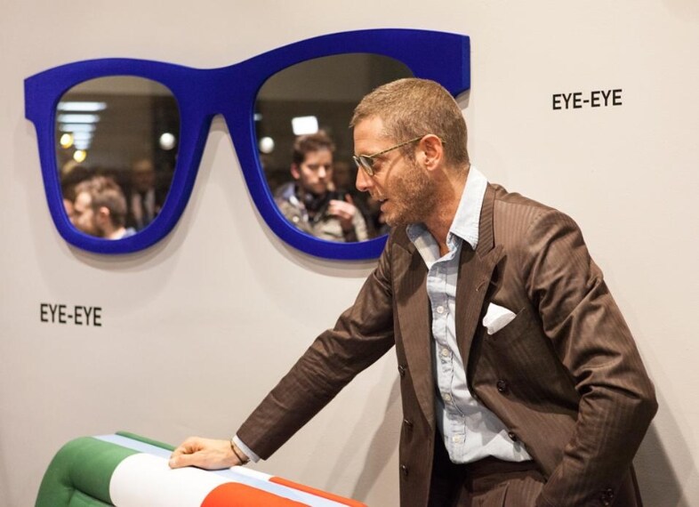 Una specchiera a forma di occhiali da sole, la passione del rampollo della storica famiglia italiana Agnelli.