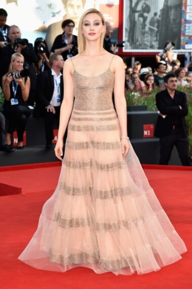 Sarah sceglie un elegante abito da sera con decori lucenti. Voto 6 e 1/2