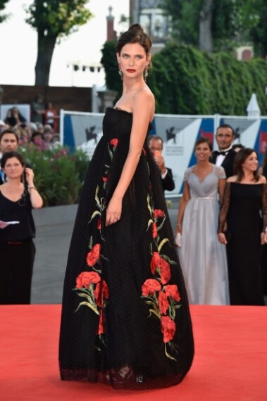 La modella sceglie un vaporoso abito del duo di stilisti sicialiani e sfila sul red carpet con uno stile originale e chic. Voto 7 e 1/2