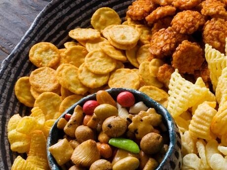 Oltre allo zucchero, anche il sale ha le sue responsabilità nei confronti di gonfiore addominale e ritenzione idrica. Mangiando snack salati si favorisce un ristagno di tossine nei tessuti.