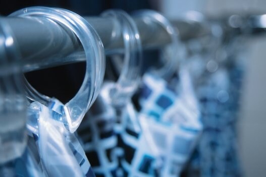 Difficile rimuovere a fondo lo sporco accumulato. Ideale è utilizzare una spazzola per pulire l'interno della tenda della doccia, con un po' di detersivo o aceto e una piccola quantità di candeggina per rimuovere la muffa. Dopodiché è possibile metterle in lavatrice.