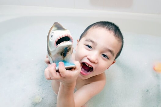 Anche i giocattoli da bagno dei bambini accumulano sporcizia e muffa: un bel lavaggio in lavatrice può risolvere il problema.